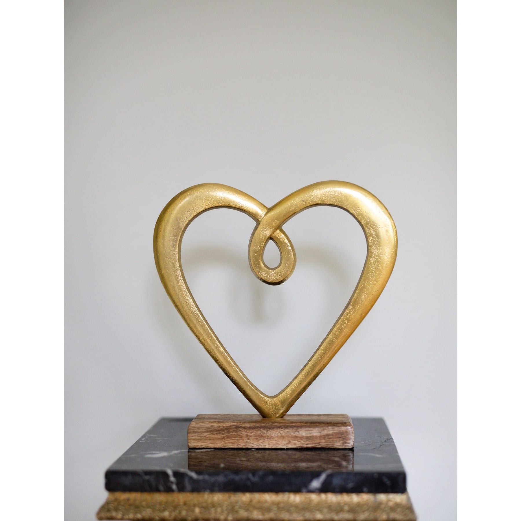 Dorre Hedy Hjärta guldfärgad aluminium träfot 24,5*23*5 cm