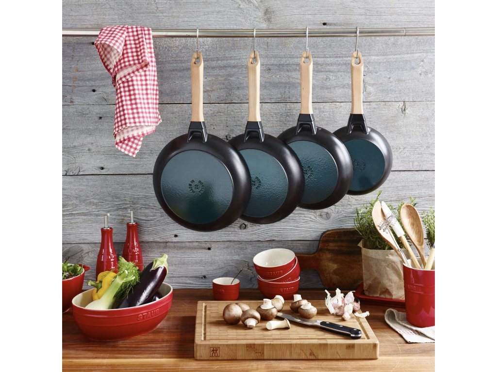 Staub Stekpanna 24 cm, trähandtag, gjutjärn
