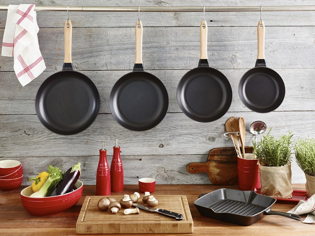 Staub Stekpanna 24 cm, trähandtag, gjutjärn
